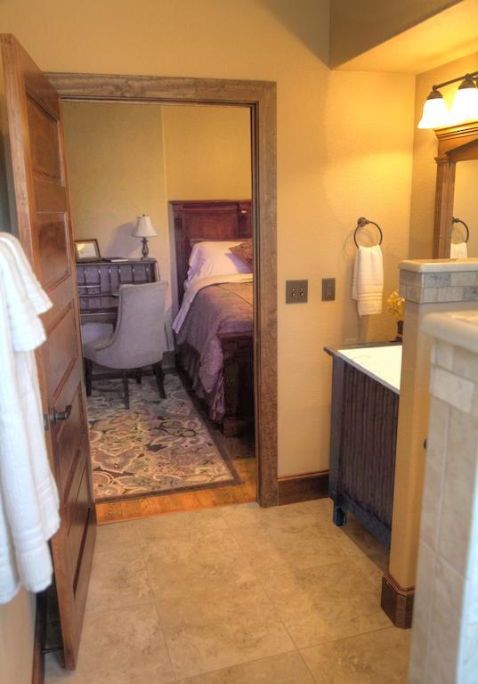 The Thornton Inn Bed And Breakfast Arlington Room photo